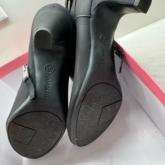 Short 3 inch heel boots - Picture 4 of 8